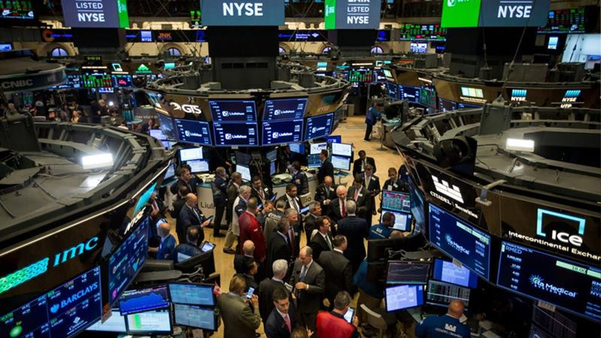 Suasana lantai bursa Wall Street dengan grafik naik